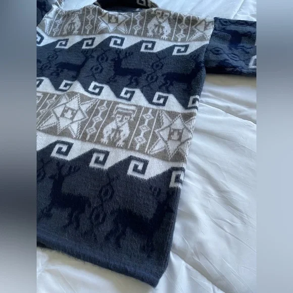 Men's Geometric Pattern Sweater - Navy and Beige - Picture 6 of 7